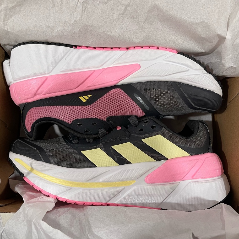 **FLASH  SALE** 
Adidas Adistar Size 6 NIB